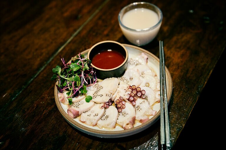 タコのフェ（刺身）W13,000。名産地・浦項から届いた活けのタコをさっと湯通しし、コチュジャン入りのポン酢ソースで。