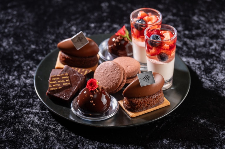 スイーツプレートのイメージ。ヴァローナ社の“タイノリ”を使用した「ムース・ショコラ」、ヴァローナ社の“イボワール”とリノラ社の“ホワイト”を組み合わせた「べリーヌ・ショコラブラン」ほか。