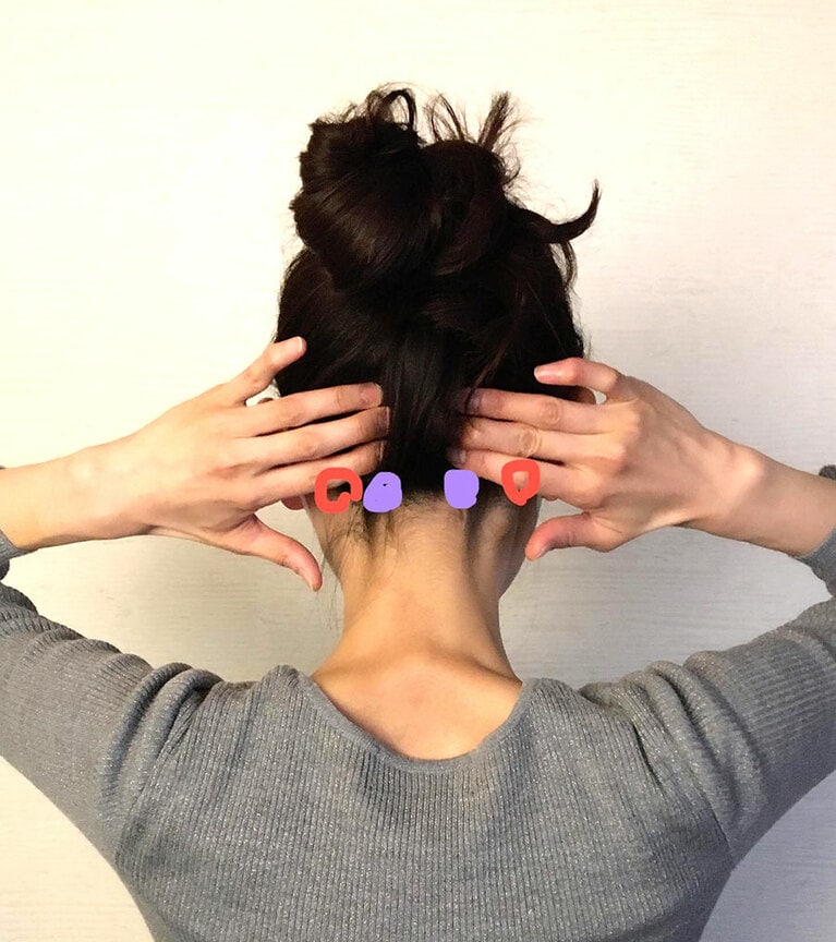 赤い印のところが「完骨」。完骨は、耳後ろの骨の出っ張りの少し下。完骨から指1本分内側の紫印の辺りが、「風池」。