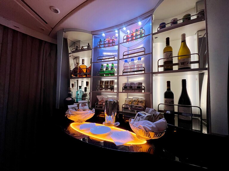 シャワールーム前は、安定飛行中はファーストクラス専用のドリンク＆スナックコーナーになっていて、いつでも、いくらでも利用することができる。