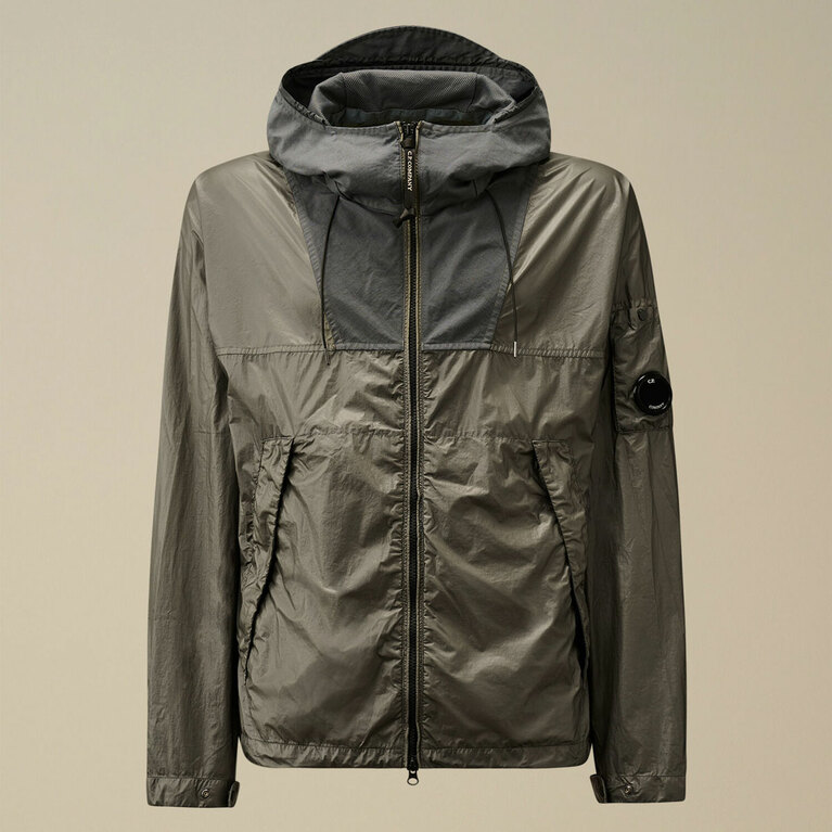 C.P. COMPANY “CS-Ⅱ ミックスド フードレンズ ジャケット”（ユニセックス）／132,000円。