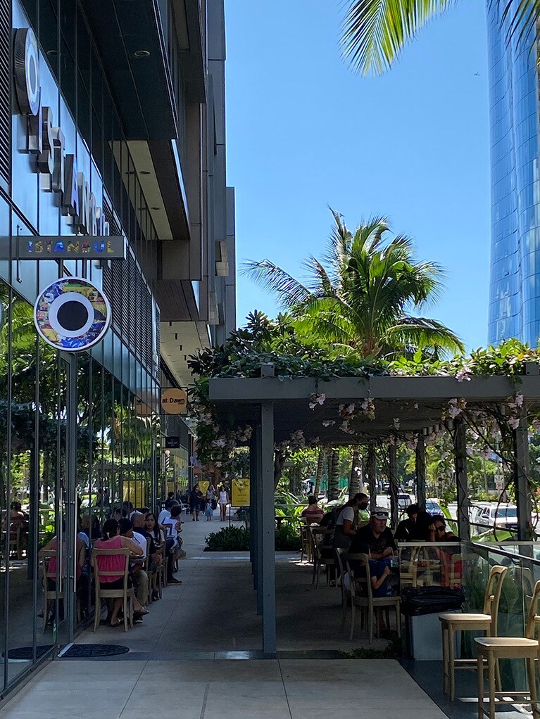 コロナ禍でなければなかった外席。この先にはアラモアナビーチがひろがる。