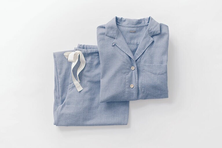 贅沢な肌触りに 癒されるパジャマ。シャツ 34,000円、トラウザーズ 36,000円／マーガレット・ハウエル ハウスホールドグッズ