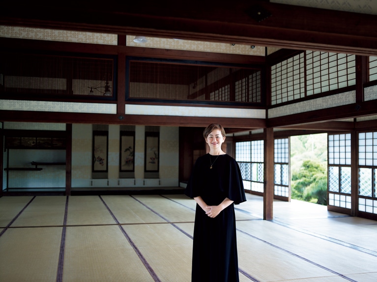 百畳の大広間にて。畳を上げた敷舞台で能楽を行ったり、結婚式の披露宴会場になることも。平時は、子どもがかけまわったり、お昼寝する人もいるのだそう。「価値はあるけど”腫れ物”ではない。馴染みがあるほうが大事にする意識も生まれるんだと思います」と代表。ここは幸せな空気に包まれている。