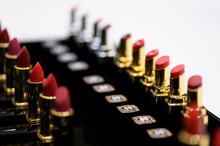 赤と言っても、色も質感も様々。ここから、似合う赤を探しました。