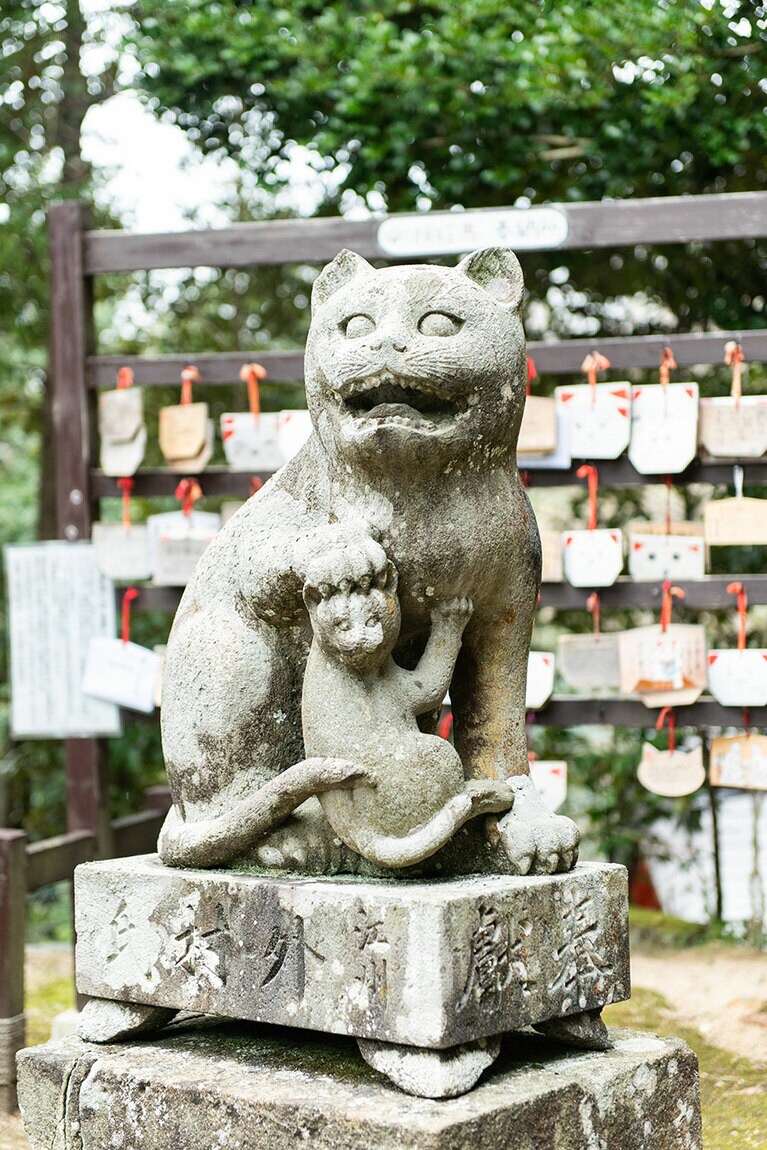 阿形のお父さん狛猫。子猫を抱く育メンパパ。