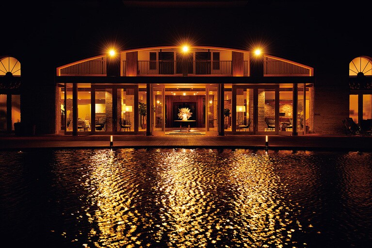 インフィニティラグーンにきらきらと光を映し、温もりある光に包まれる夜のロビー。海のほうを見渡せば、満天の星が煌めき、心地よい静寂に包まれます。