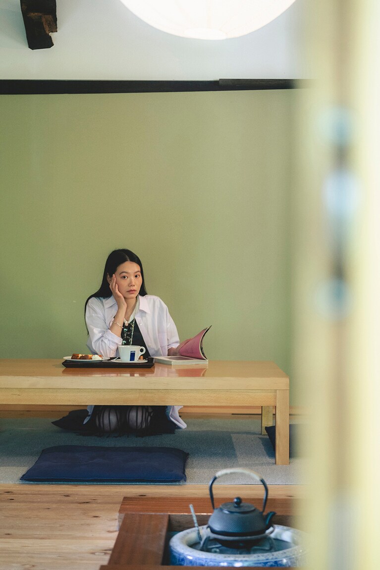 囲炉裏と火鉢が置かれた小上がりで、まったりコーヒータイム。