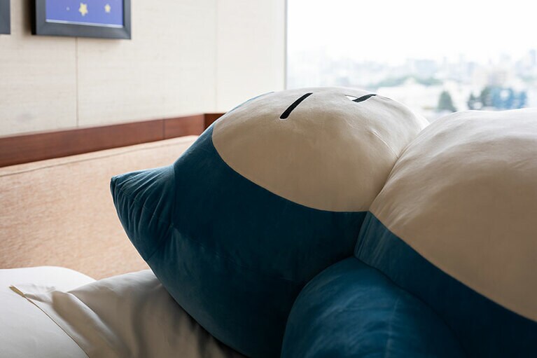 スイートのベッドを占領するカビゴン。