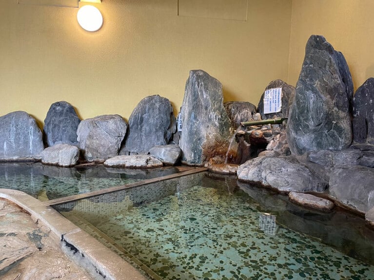 大洞窟の宿 湯楽亭［熊本／弓ヶ浜温泉］白湯かけ流しの岩風呂。