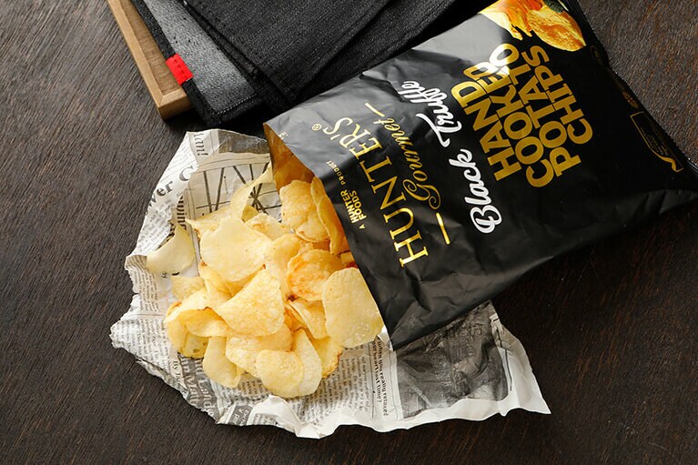 ハンターズのポテトチップス。厚切りにカットしたじゃがいもを使用することで、ザクザク食感に仕上がっています。保存料、着色料不使用というのも嬉しい。