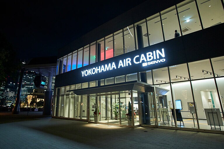 運河パーク駅の駅舎は2階建て。窓口でもタッチパネルでもチケットを購入可能。片道大人(中学生以上)1000円、往復1,800円。各種電子マネーやクレジットカードも利用できます。