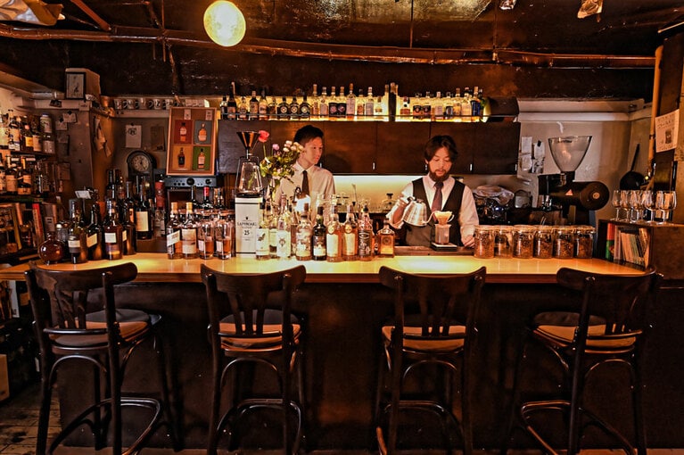 昼間にカクテル、夜にコーヒー、どちらもOK。店内には小説や写真集が並ぶので、気になる本をめくりながら楽しむのもおすすめ。