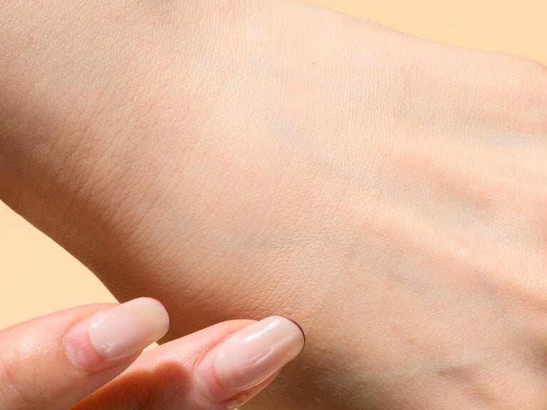 軽く、なめらかなテクスチャーが肌に溶け込むように密着し、薄膜ながらも毛穴、くすみ、シミ、色ムラをしっかりとカバー。