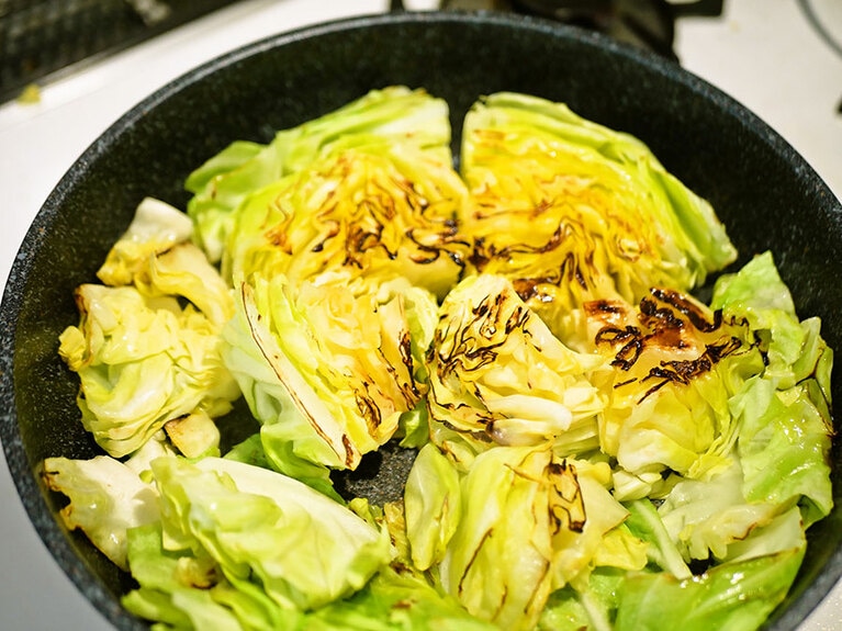 火にかけたら放置しましょう。菜箸などでいじる必要はありません。4分後、フタを開けて全体を返した状態がこちら。