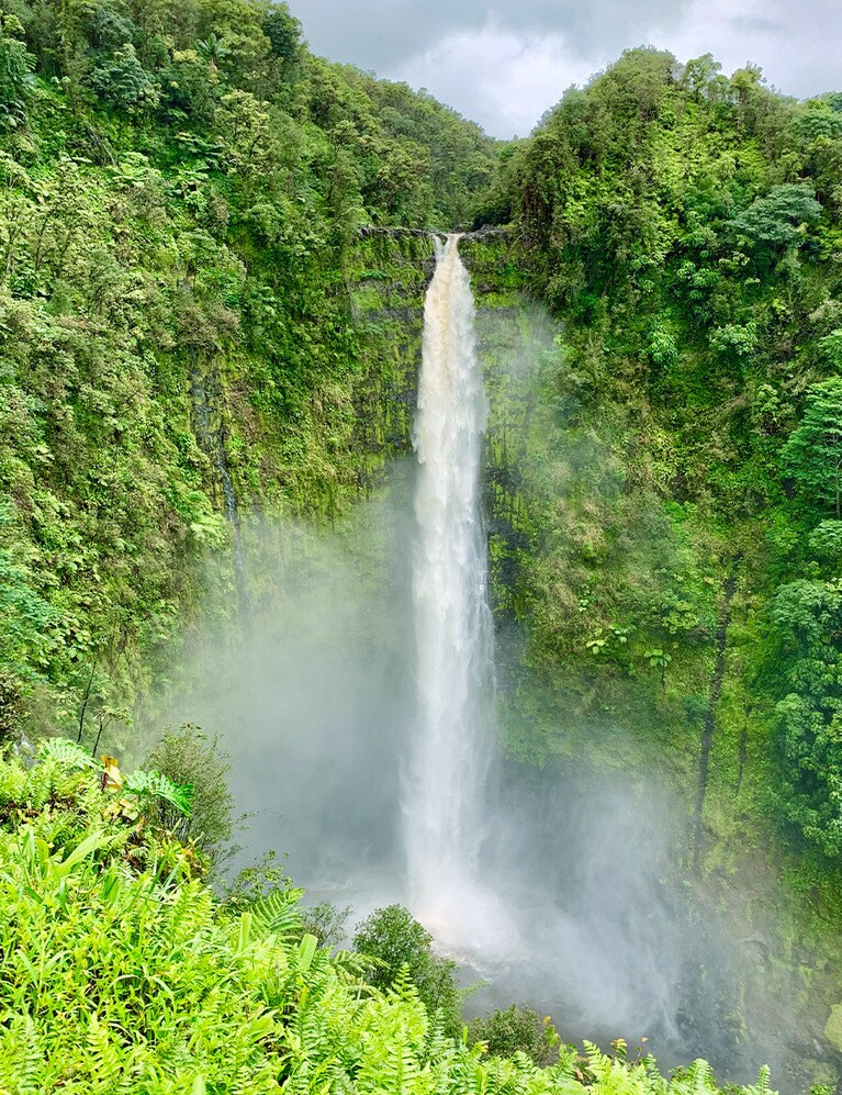 落差134メートルもあるアカカ滝。