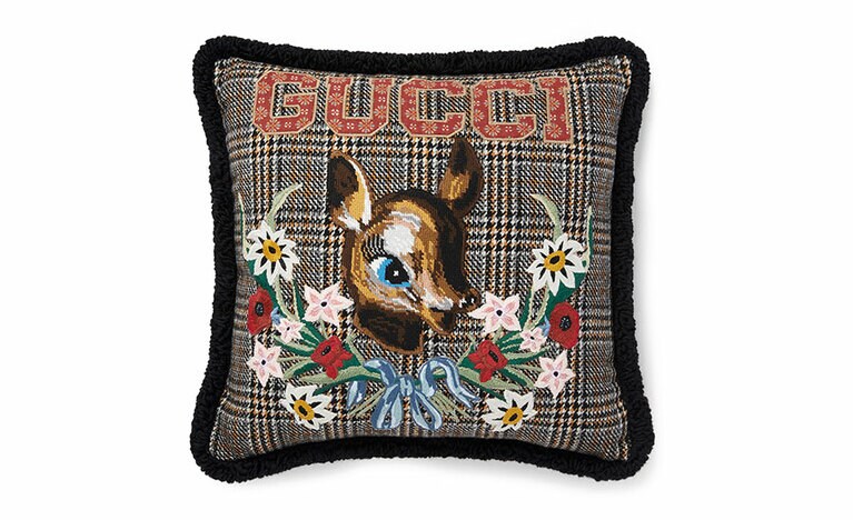 裏側はカラーのモワレ素材。フォーン(コジカ)チェック ウール クッション99,000円／グッチ(グッチ ジャパン)