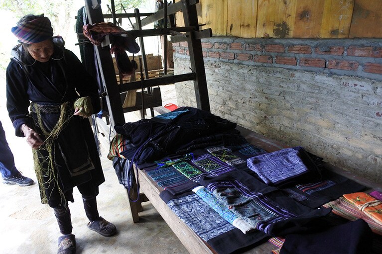 藍染の布を見せてくれた黒モン族のおばあさん。