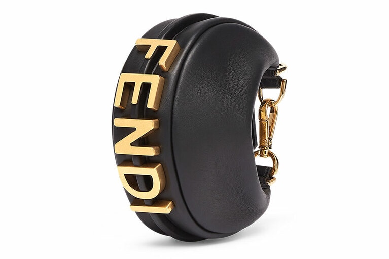 ナノ フェンディグラフィ ブラックレザー チャーム  154,200円。