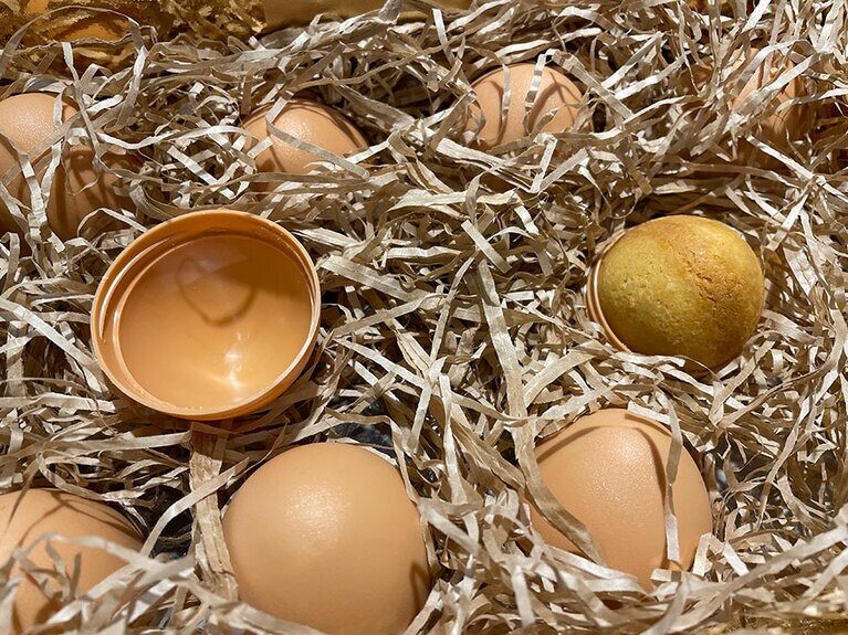 中に入っているパイナップル餡はフレッシュパイナップルから作られており、甘さの中にほんのりとした酸味が感じられます。皮はミルク風味です。