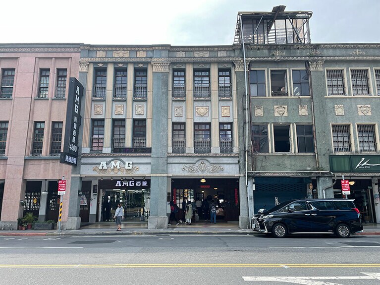 南京西路の向かいから見た、「OrigInn Space」の外観。