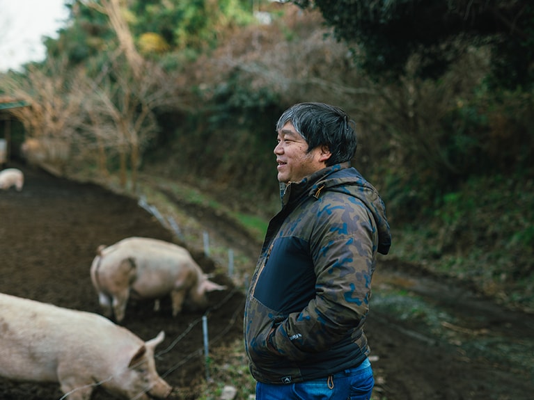 「やまあい村」で放牧豚を育てる武藤勝典さん。2025年1月18日