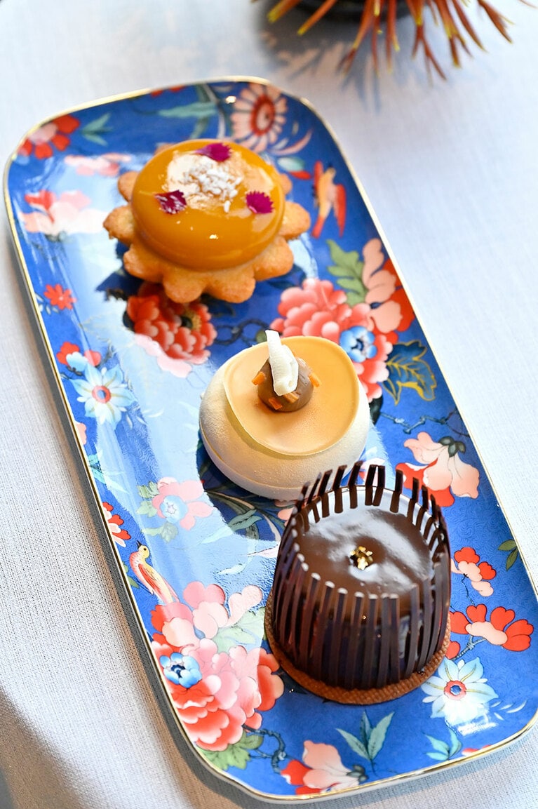 「ティーラウンジ」の“カペラシグネチャーハイティー”。ワゴンで運ばれるお茶を2種、スウィーツ3種を選び、シノワズリなウェッジウッドの器で味わう。2名 3,000タイバーツ。