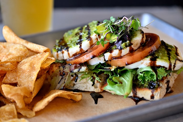 サンドイッチ“ザ・メッド”は自家製フォカッチャにスモークドモッツァレラ、マカダミアナッツとバジリコのソースで。