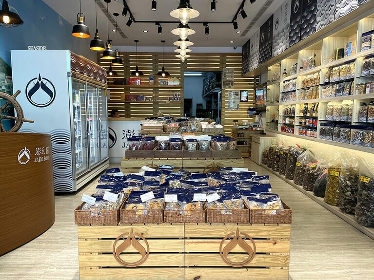 明るくて清潔な雰囲気の「澎玉191」。店名は創業者の父親が所有した漁船の名に由来。