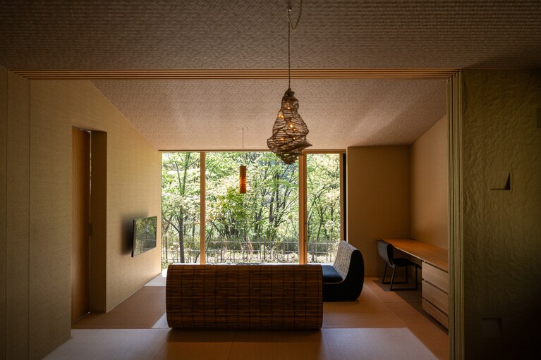 露天風呂付きの贅沢な一室「蛍かごの間（くぬぎ離れ）」。七島藺の照明、日田杉の床など、こだわりが満載。