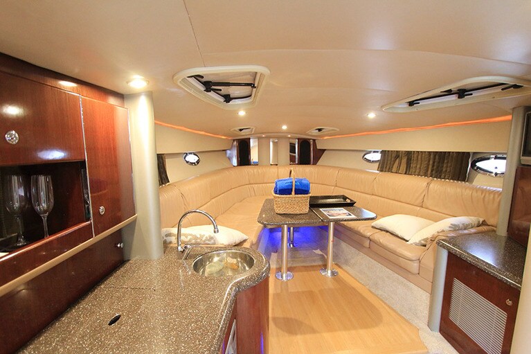 キャビンにはソファでくつろげるラウンジとミニキッチンがある。