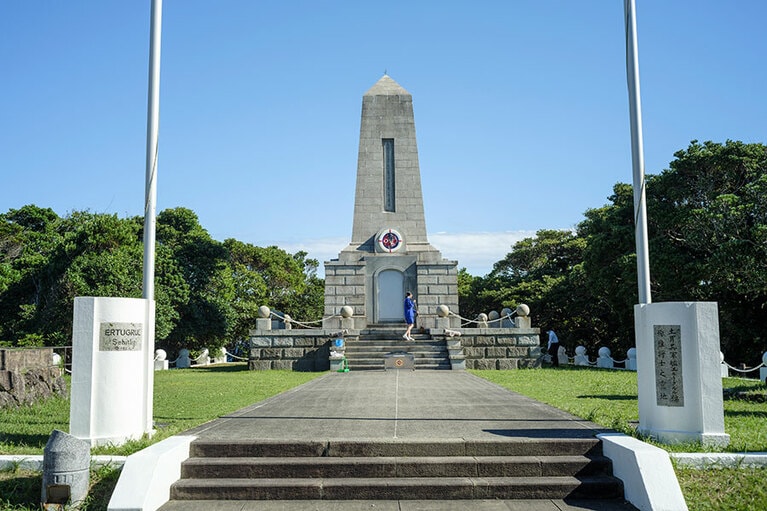 灯台の近くにはトルコ軍艦遭難慰霊碑も。すぐ近くの広場には、“トルコ建国の父”ムスタファ・ケマル・アタテュルク像がそびえたつ。