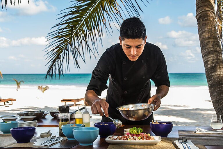 地元で獲れた魚や、敷地内のオーガニックガーデンで採れた食材に舌鼓。