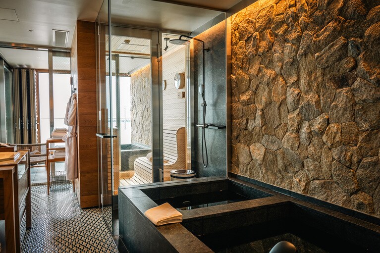 部屋の内側から風呂、水風呂、サウナ、露天風呂になります。