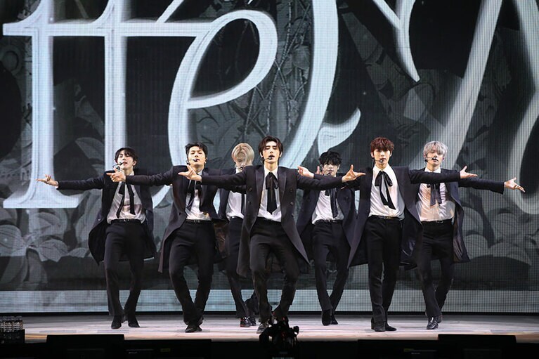 一糸乱れぬパフォーマンスを披露。(P)&(C) BELIFT LAB Inc.