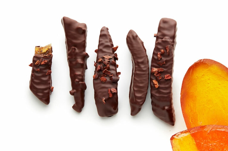 薄くコーティングされたショコラ・ノワールとコンフィの酸味が絶妙。フリュイ・コンフィ150g 3,450円。(c)Pierre Monetta