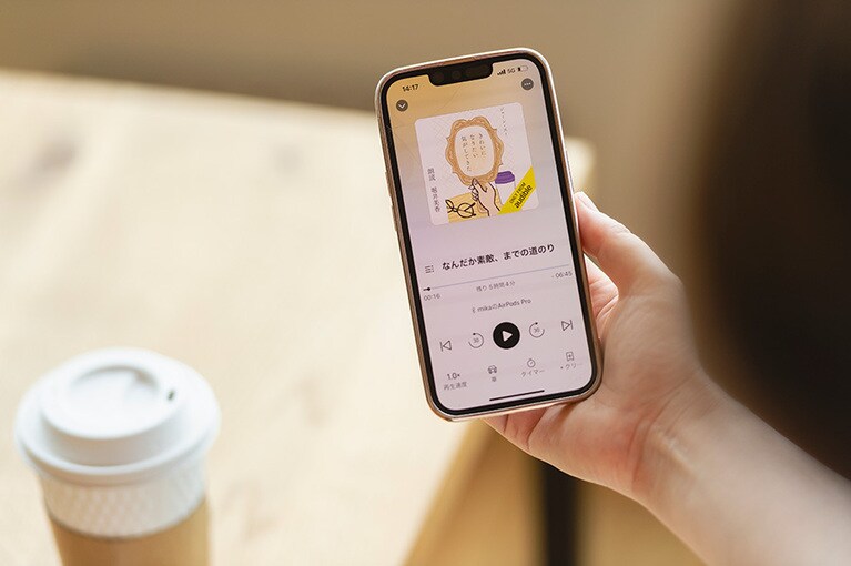自身が朗読した『きれいになりたい気がしてきた』（ジェーン・スー著）を聴く堀井美香さん。