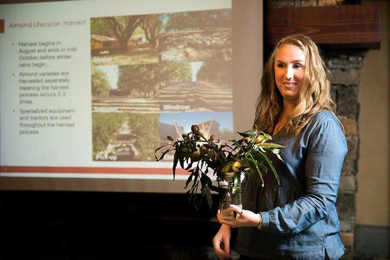 アーモンド栽培についてのプレゼンターは、アーモンド農家でもあり、カリフォルニア・アーモンド協会のサステイナビリティ・コミュニケーション担当マネージャーのダニエルさん。やっぱり美肌の持ち主だ。
