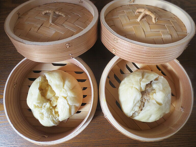 左「ホタテまん」330円、右「でかトンまん」250円。