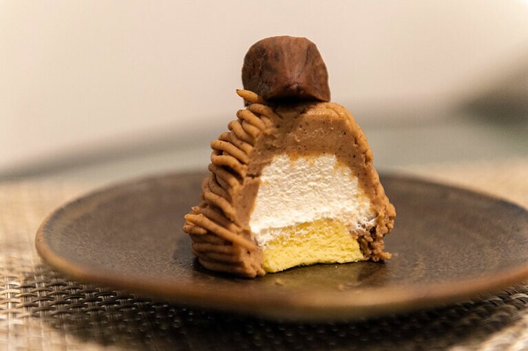 栗の風味が口の中いっぱいに広がる。重ねるのは生クリームとシンプルな生地のみ。