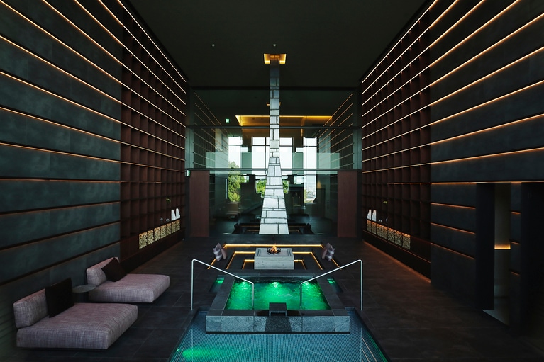 樹齢200年余のハルニレの緑に抱かれた「ウェルネス棟」のウェルネススペースは、サウナやジャグジーなどで構成されたリトリート空間。