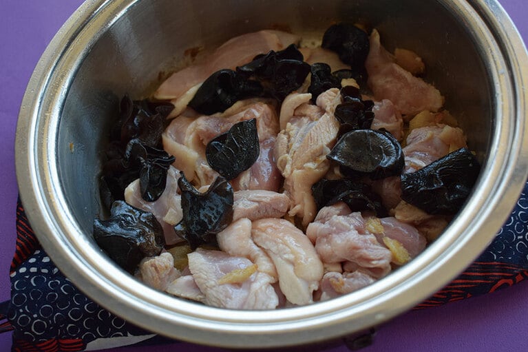 鶏肉の表面が白くなるまで炒めたら、水を加える。紹興酒があれば、鶏肉を炒めるときに大さじ2程度加えて。