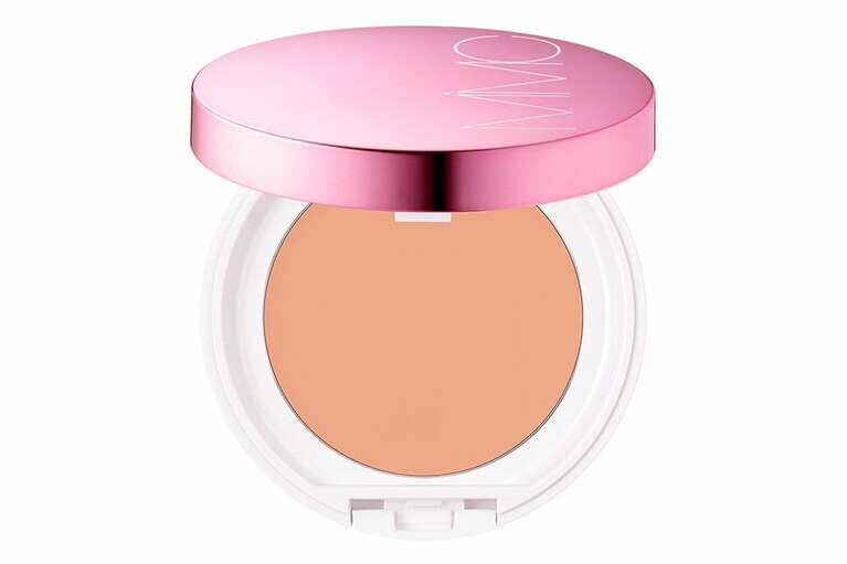 頬や鼻筋などに部分使用すれば、プライマーとしても活躍する「BBバーム ヌーディーベージュ」。※コフレ2020限定パッケージ。