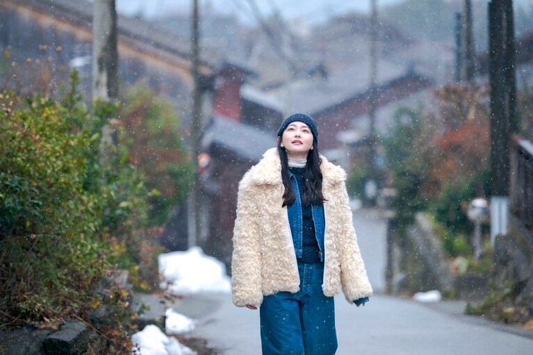 俳優・山田杏奈さんといく、世界遺産の島・佐渡島。雪景色の北沢浮遊選鉱場は神秘的な風景【通いたくなる島、佐渡】