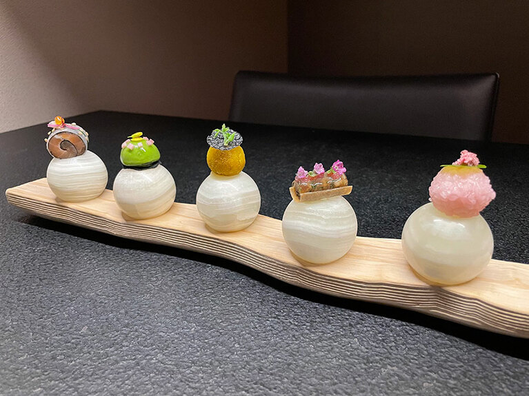 浜田シェフのスペシャリテ「五つの意思」。五つの味覚（酸味・塩味・苦味・辛味・甘味）で構成された料理はまるで宝石のよう。