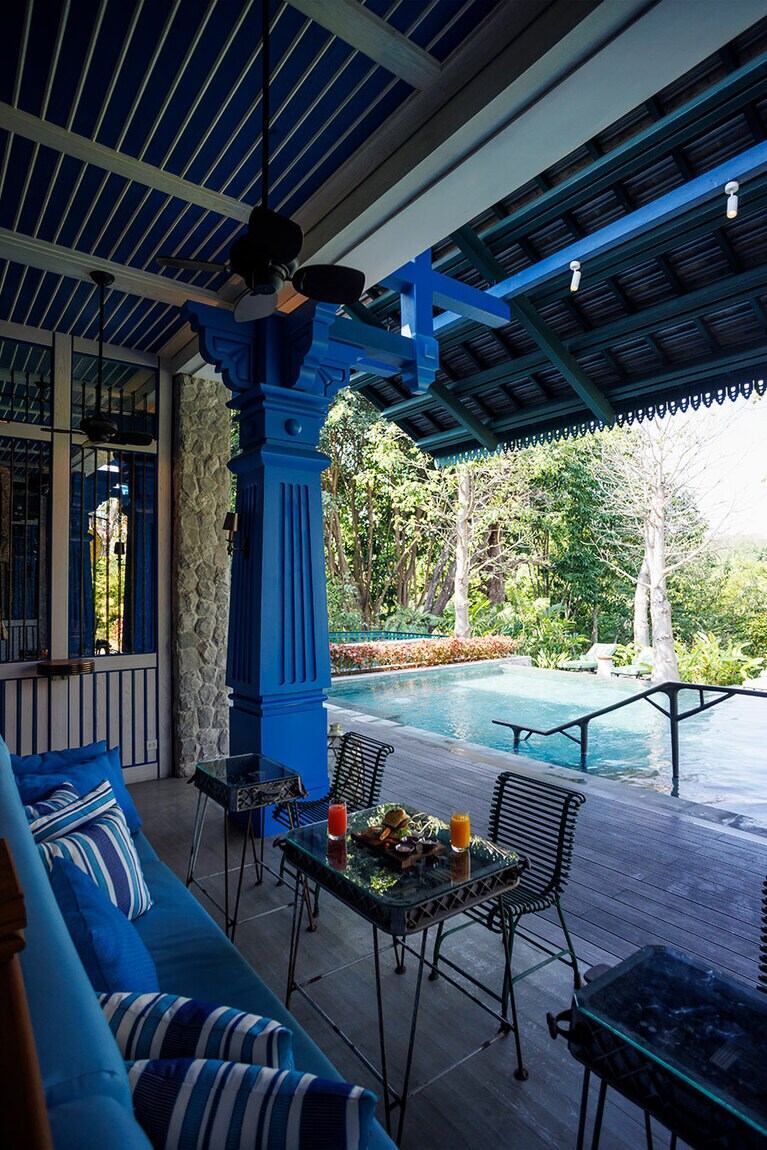 プールサイドの「ターミナル・バー」。