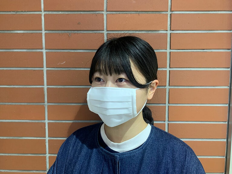 無印良品 繰り返し使える・3枚組 三層マスク(強撚ガーゼ)着用例。