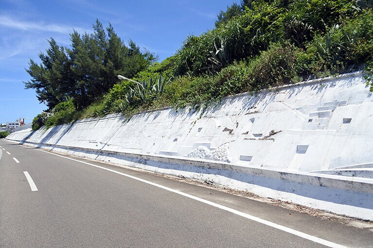 与論町は1984年にギリシャのミコノス市と姉妹都市に。こちらは180メートル続くミコノス通り。