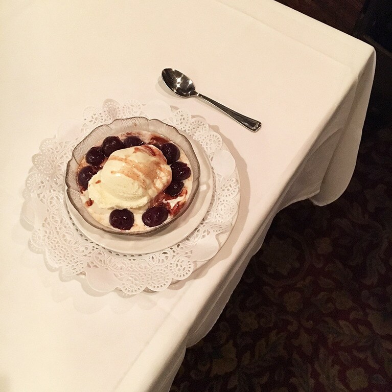 シロップ漬けになったチェリーがめちゃうま。チェリーズ・ジュビリー17ドル。