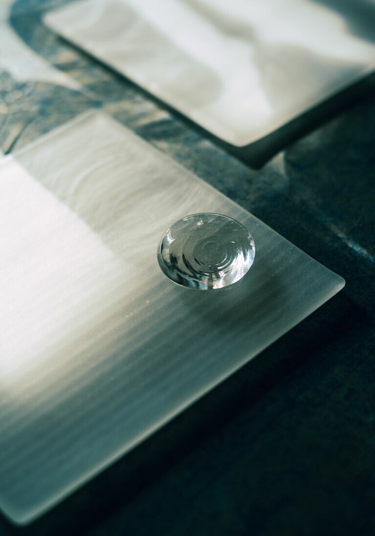 埼玉を拠点に活動するキム・ドンヒさん作のガラスのプレートW120,000。